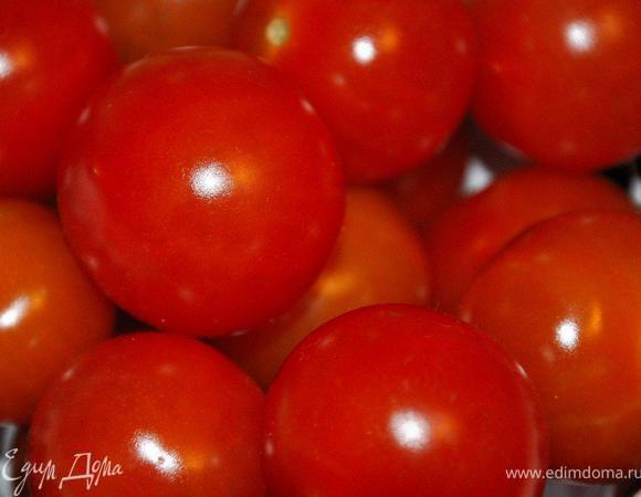 Отправляем нашу форму в хорошо разогретую духовку минут на 20 при температуре 180гр. Затем вынуть форму, положить по кругу половинки помидорок черри и посыпать сверху тертым пармезаном. Отправить кассероль обратно в духовку и довести до готовности до появления румяной корочки.