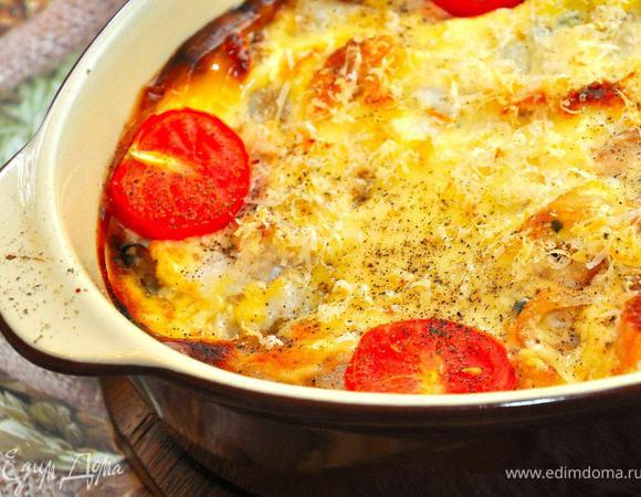 Вот наша волшебная кассероль и готова. Можно накрывать на стол. Я, наверное, не буду особенно сервировать его, просто поставлю кассероль в центр на деревянной подставке, достану пару ложек, пару бокалов и поставлю в ведерко со льдом бутылочку «Пино Грижио», ничего больше и не надо. Всем хороших выходных и приятного аппетита!