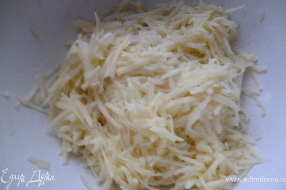 Приготовить начинку: картошку натереть на крупной терке, отжать сок,и натереть поверх картошки лук репчатый, перемешать.