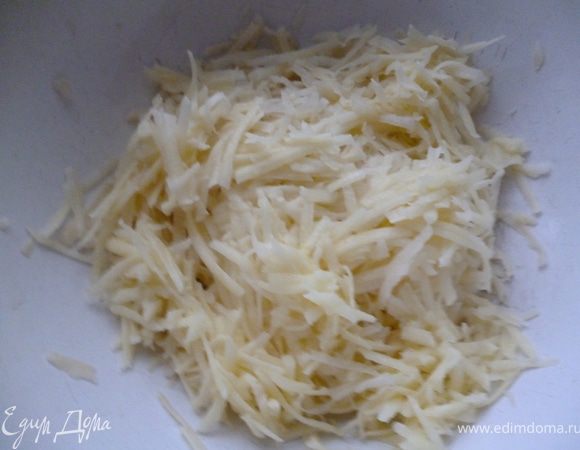 Приготовить начинку: картошку натереть на крупной терке, отжать сок,и натереть поверх картошки лук репчатый, перемешать.