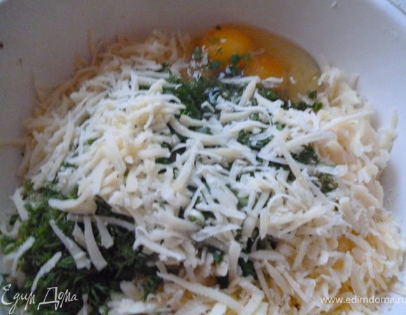 Добавить натертый сыр, яйца, зелень, соль и перец,перемешать.