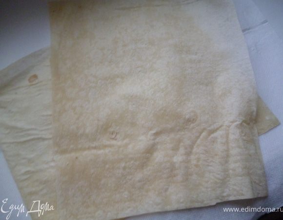 Лаваш нарезать пополам и потом еще на 4 части.