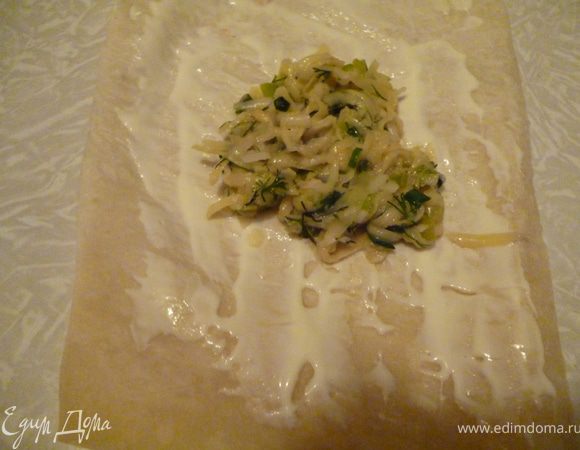 Кусочек лаваша смазать сметаной(тонким слоем),на середину столовую ложку начинки.По желанию(кто любит бекон)можно посыпать шкварками из бекона.