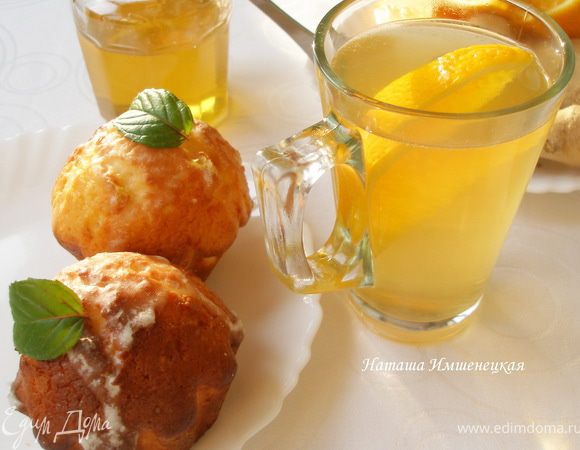 Имбирь натереть на терке. В чайник положить чай, имбирь, мяту, черный перец, заварить кипятком, оставить на несколько минут. Из половины апельсина выжать сок, добавить в чай. Дать настояться. Пить с медом или сахаром, добавив в чашку дольку апельсина.