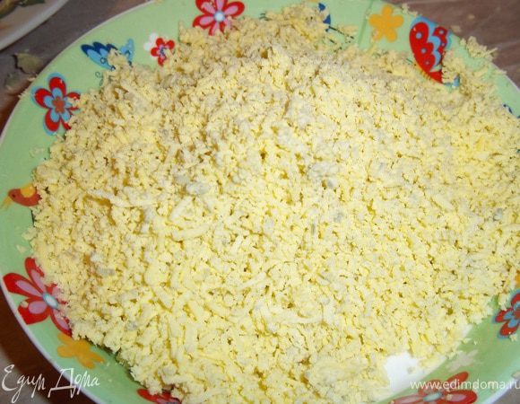 вареные и охлажденные желтки натереть на мелкой тертке