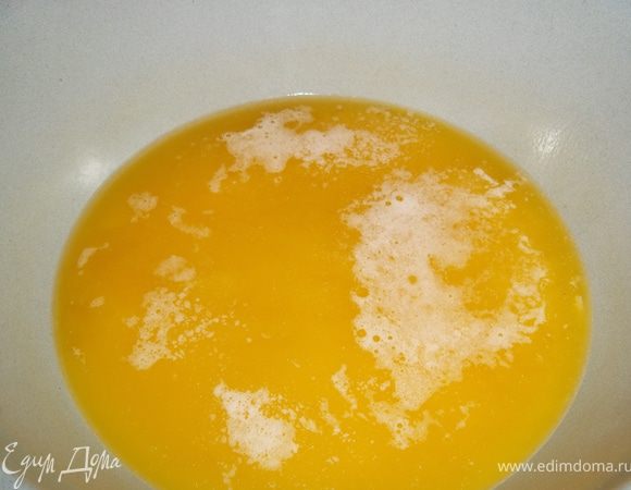 Масло или маргарин растопить, но не сильно нагревать.Спред не употреблять!