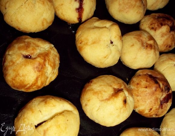 Из теста должно получится около 40 штук, плюс минус 5 штук. Выкладываем наши труфеля на противень присыпанный мукой и ставим выпекать в духовку. выпекать до зарумянивания при температуре 200 градусов. 
