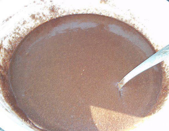 Готовим помадку: сахар, какао и сок перемешать, поставить на медленный огонь и при постояном помешивании доводим до кипения. Добавить масло сливочное, еще раз доводим до кипения, и снимаем с плиты. Перед применением дать немного остыть.