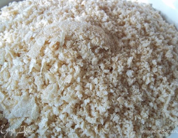 Перед тем как приступить к приготовлению помадки и когда будут остывать полуфбрикаты труфелей, приготовить стружку из вафель. Для этого вафли натереть на крупной тертке. Советую использовать только "Лимонные". Пробовала просто с вафельными коржами, и с другими вафлями.... эфект не тот. 