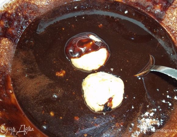 "Собираем" наши труфеля. Для этого каждый труфель окунуть полностью в помадке...