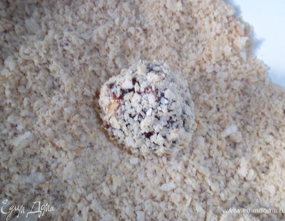 ...а затем обваляль в вафельной стружке, и выложить на блюдо.