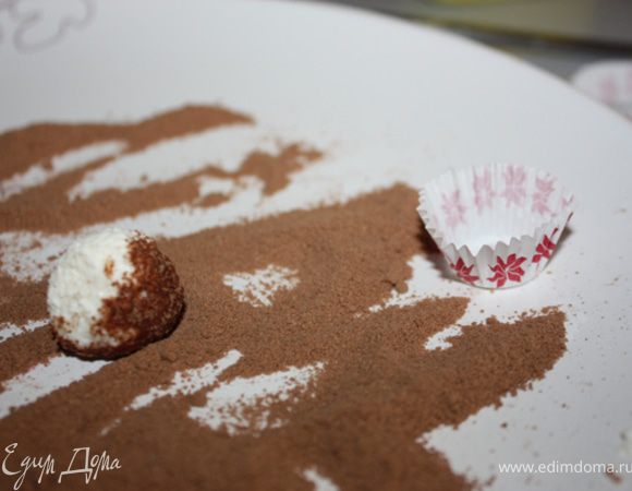 Лепим шарики. Первый вариант обваливаем в какао.