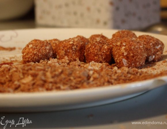 Вторую партию обваливаем в измельченных вафлях+корица. Количество корицы на ваш вкус. Я положила где-то 2 ст. ложки.