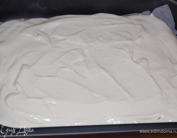 Творожную массу взбить. Если слишком густая, добавить пару ложек молока... Ввести в массу подготовленный желатин.
Выложить 2/3 творога на вишни.