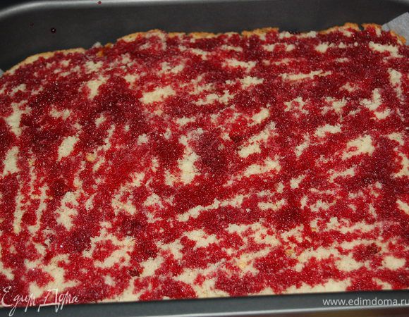 Накрыть второй половиной бисквита и полить вишневым сиропом.