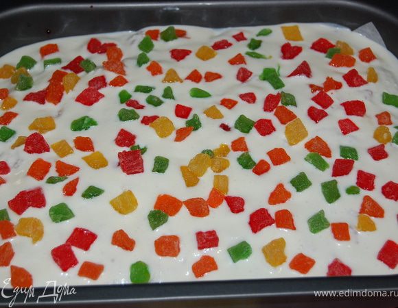 Смазать оставшимся творожным кремом и украсить цукатами или любыми фруктами по желанию...