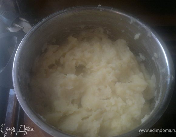 из картошки приготовить пюре,добавить в неё молоко,соль перец,20гр масла