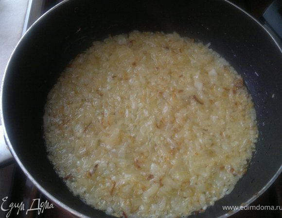 пожарить лук и добавить в пюре