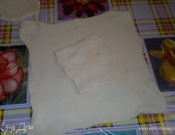 берём слоеное тесто (у меня они были готовые,порезаные на квадратики)Режем на квадратики.в середину кладём маленький кусочек слоеного тесто,на неё пюре,сверху грибы,а на грибы кладём ножку и заварачиваем как мешочек,очень извеняюсь,что подробного фото нет( а так хочется с вами поделится с етим прекрасным рецептом)) И гостям очень понравилось и видом и вкусом))) как приготовили мешочки ,смазываем яйцом и готовим при температуре 200гр. ,еае подрумянется вынимаем. Они получаются румяные) Приятного апетита)))