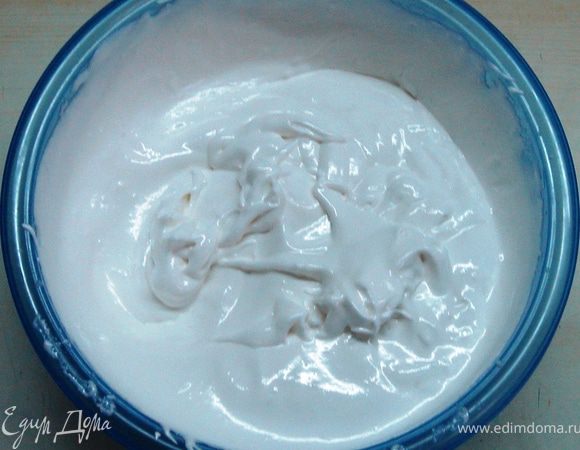 Пока пекутся коржи приготовим крем.
Для этого сахар заливаем водой и ставим на огонь. Через 10 минут добавляем уксус.
Варим 15 минут до загустения.
На 10-ой минуте взбиваем белки в густую пену, в течение 5 минут.
Горячий сироп тонкой струйкой вливаем в белки и взбиваем ещё 5 минут.