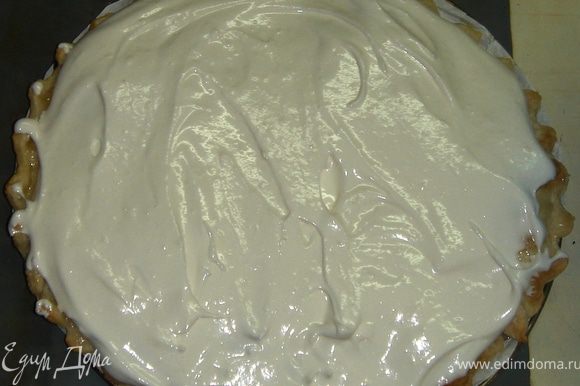 Остывшие коржи густо смазываем кремом и укладываем в торт.