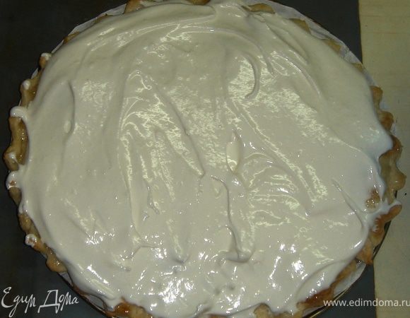 Остывшие коржи густо смазываем кремом и укладываем в торт.
