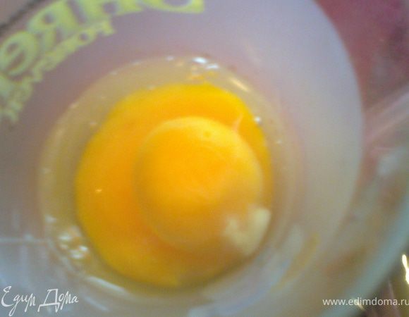 Взбиваем яйца со сметаной и водой или молоком-2ст.л. У меня осталось от Галиюшиных печенек 4 желтка, поэтому к ним добавила только одно яйцо.