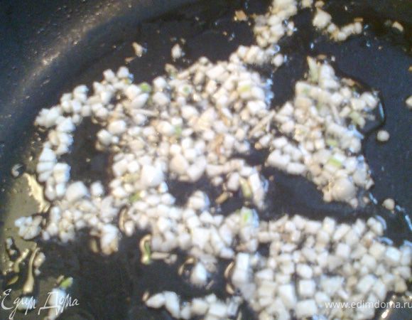 Мелко крошим чеснок и обжариваем на оливковом масле.
