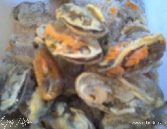 Если у вас мороженые мидии, то сначала их прогреваем на масле, а потом заливаем омлетом...