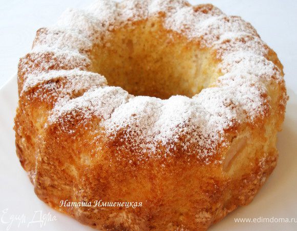 Яйца взбейте с сахаром в пену, добавьте муку с разрыхлителем, тщательно перемешайте.