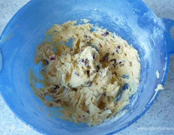 Половину грецких орехов мелко порубить. Мягкое сливочное масло перемешать миксером до кремообразного соостояния. Попеременно добавлять сахар, яйцо, желток и апельсиновую цедру.
Перемешать муку с разрыхлителем и просеять в тесто. Перемешать. Добавить молотые орехи и клюкву.