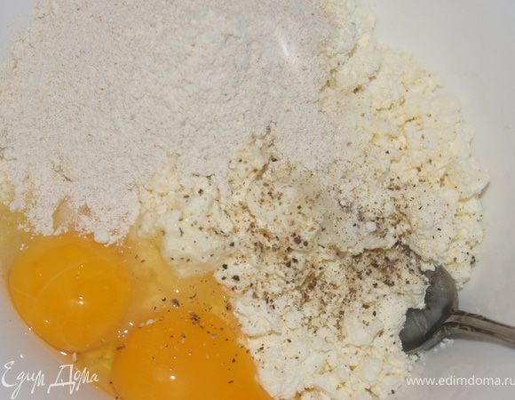Творог смешать с яйцами, маслом, кефиром, сметаной и мукой. Если творог влажный, то кефир можно упустить.