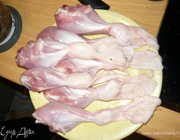 Измельчить в блендере маслины с чесноком. Добавить оливковое масло, перец и приправы, соль если нужна - надо пробовать маслины. 
У куриных голяшек поднять кожу вверх чулком, как бы задрать ее вверх - см фотографию. 