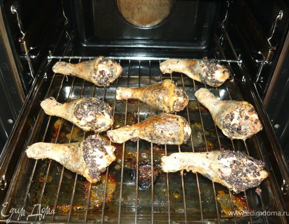 Слегка смазать оливковым маслом снаружи и запекать в духовке до готовности - у меня 40 минут, гриль + конвекция, 170 градусов. 