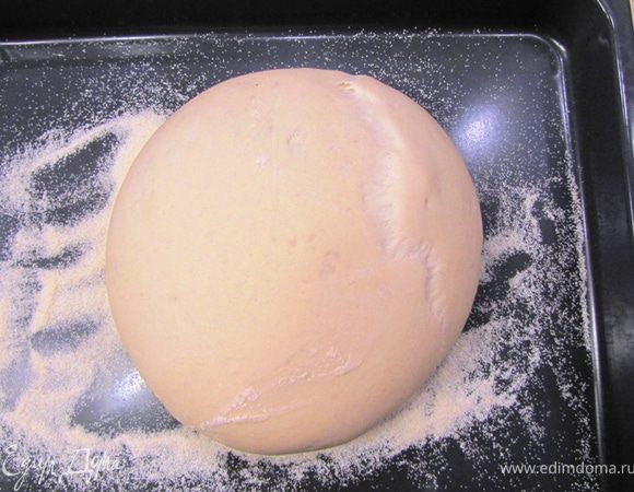 Учтите, что тесто как живой организм. Чем меньше беспокоишь во время созревания тем лучше будет результат.
Через полтора часа тесто должно увеличиться в два или больше раза.
Готовность теста можно проверить надавив на него пальцем. Вмятина должна медленно исчезать.
Достаньте тесто и выложите его на стол. Разрежьте его пополам и накройте кухонным полотенцем второй кусок теста.
Несильно вымешивайте первый кусок, чтобы вышел воздух и сформируйте из него шар. Это делается оттягиванием части теста с последующим придавливанием этой части теста к середине, затем поворот куска и повторением процедуры (не знаю насколько понятно описал  )
Сформируйте шар, накройте полотенцем и сделайте тоже самое со вторым куском теста.
Посыпьте противни манной крупой и положите на них шары теста. Накройте полотенцем каждый и дайте постоять как минимум еще 50 минут - 1 час.