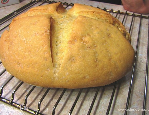 А теперь самое важное! Положите хлеб на решетку так, чтобы снизу воздух мог свободно перемещаться. Ничем не накрывайте хлеб и остужайте его так в течение нескольких часов или всей ночи. Именно в этот момент хлеб становится вкусным (именно этого я не понимал раньше).
Если вы будете нюхать хлеб в начале остывания и в процессе, то почувствуете как меняется запах в лучшую сторону.
Так вот. Вкус хлеба полностью сформируется только после нескольких часов остывания без укрывания каким-либо полотенцем.
Такой хлеб будет свежим в течение нескольких дней.
Если обратите внимание на фотографию, корочка получилась не очень ровной и какой-то пятнистой. Во-первых, это связано с тем, что у нас дома очень сухой воздух и поверхность теста при расстойке засыхает и начинает деформироваться под нажимом поднимающегося теста.
Во-вторых, это никак не сказывается на вкусе