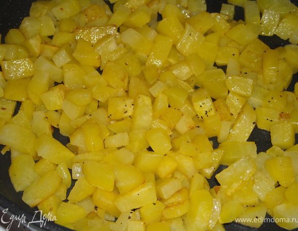 Картофель порезать мелким кубиком и обжарить слегка, посолить, поперчить.
