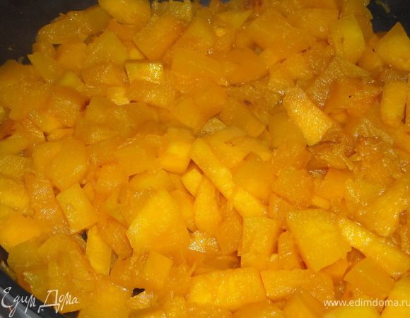 Тыкву также порезать кубиком, слегка обжарить, накрыть крышкой, потушить до мягкости, посолить, раздавить пару зубчиков чеснока, поперчить.