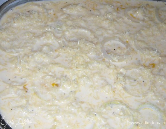 Форму хорошо смазать сливочным маслом. Выкладываем слоями картофель, грибы с луком, посыпаем сыром, петрушкой, затем тыква (жидкость оставляем в сковороде), разравниваем, сверху выкладываем порезанный кольцами лук,посыпаем сыром и заливаем заливкой.