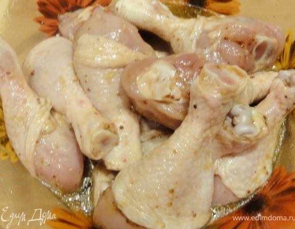 Для маринада смешиваем кленовый сироп с соком лайма, горчицей, специями, Имбирь натираем на мелкой терке и добавляем в маринад. Теперь наши ножки окунаем в маринад и оставляем на пол часа.