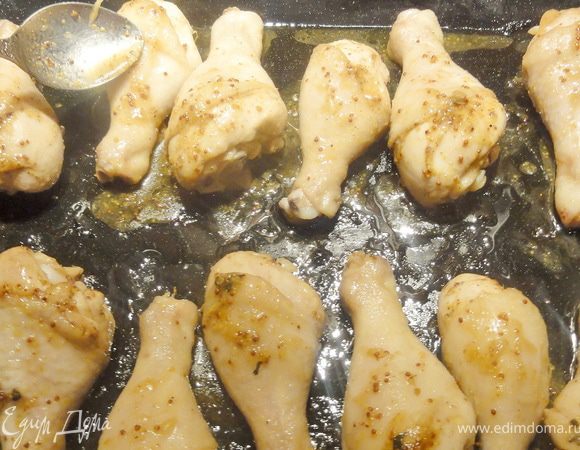 После того как ножки замариновались, выкладываем их на смазанный противень и ставим запекать в разогретую до 180 градусов духовку на 45 минут. Не забывайте поливать ножки выделяющимся соком. 