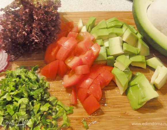 Пока готовится голень, приготовим салат.
Авокадо  оказался на удивление спелым и вкусным))) Нарезаем овощи произвольно, листья салата рвем. 