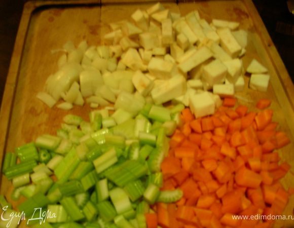 Нарезаем все овощи кубиками.
