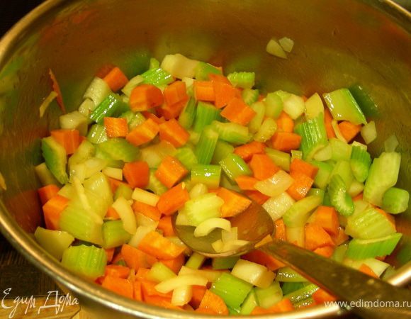 Добавляем лук и морковь и готовим еще 5 минут.