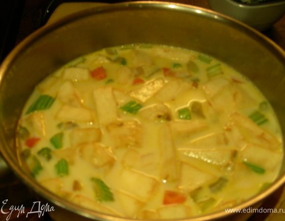 Добавляем картофель и корень сельдерея, готовим пару минут. Заливаем молоком, доводим до кипения, уменьшаем огонь и готовим минут 20 до мягкости овощей. Блендером превращаем все в пюре, можно по вкусу разбавить молоком или сливками, солим, перчим. 
