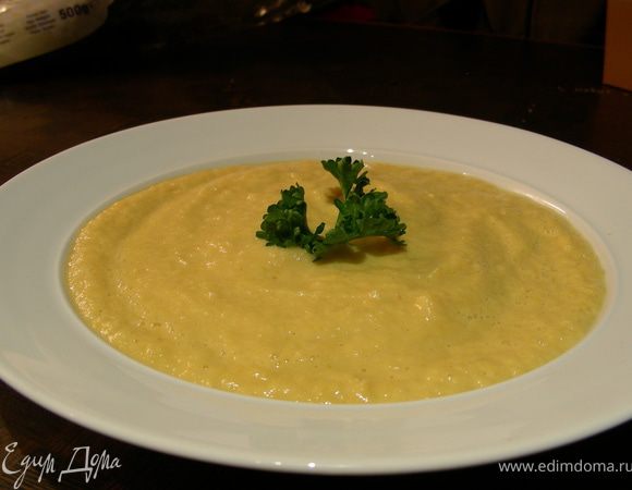 Разливаем по тарелкам, можно украсить зеленью (в рецепте советуют морковные чипсы) и подаем. Приятного аппетита))