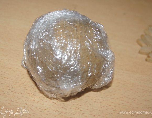 Муку смешать с маслом, тесто замесить в шар, завернуть в пищевую пленку и поставить в холодильник на 30 минут.
Я делала без желтка, и у меня все получилось, если сомневаетесь лучше добавить 1 желток.