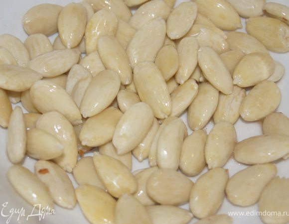 Миндаль залить кипятком на 10 минут, снять шкурку. Подсушить в духовке до светло-золотистого цвета.