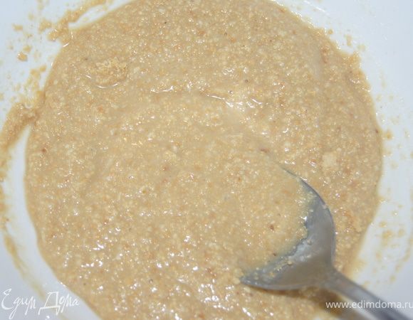 Миндаль смолоть в блендере в муку. Смешать со сгущенным молоком. Рецепт сгущенного молока здесь http://www.edimdoma.ru/recipes/31498