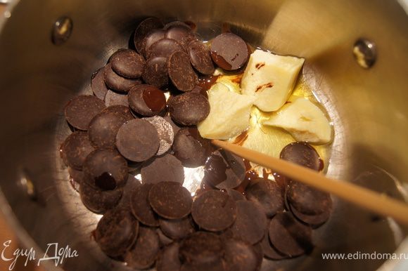 Какао масло, какао пасту нагреть на водяной бане, добавить сахарную пудру и прогреть, пока все не растворится.